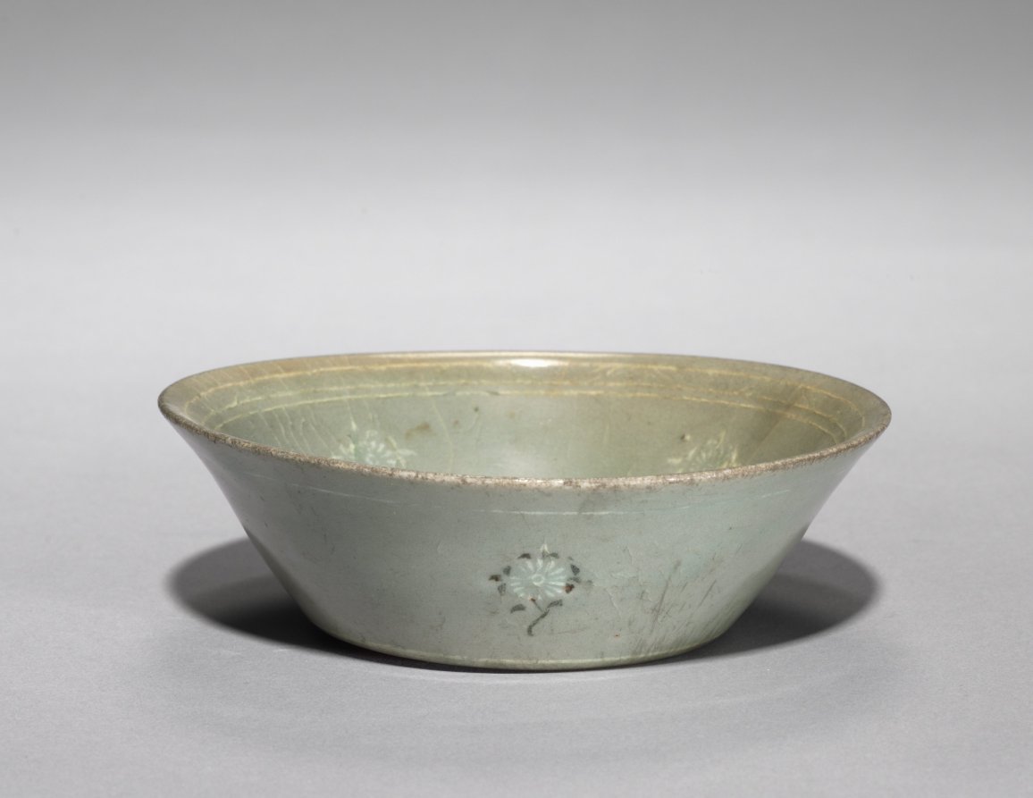 Saucer with Inlaid Chrysanthemum Design