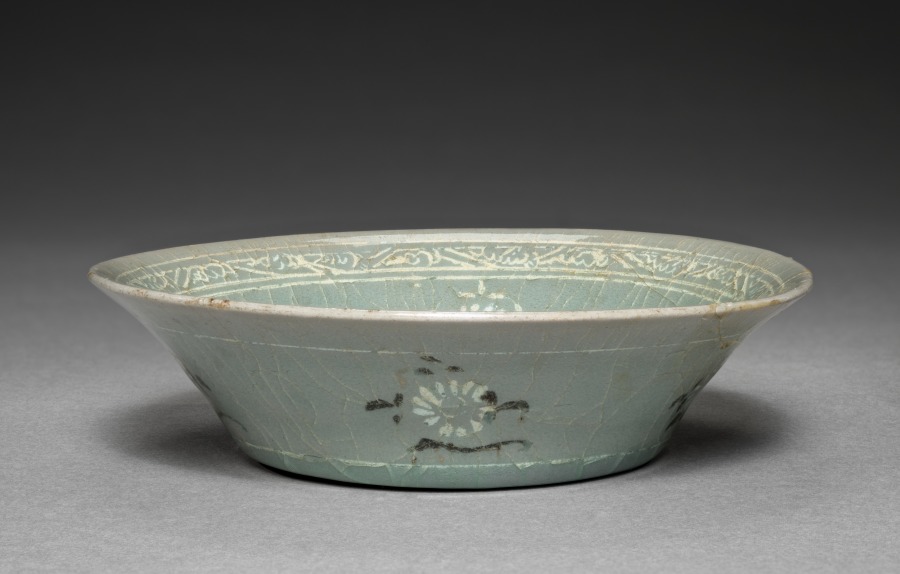 Dish with Inlaid Chrysanthemum Design