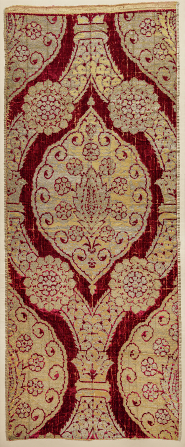 Brocaded velvet with medallions in ogival lattice
