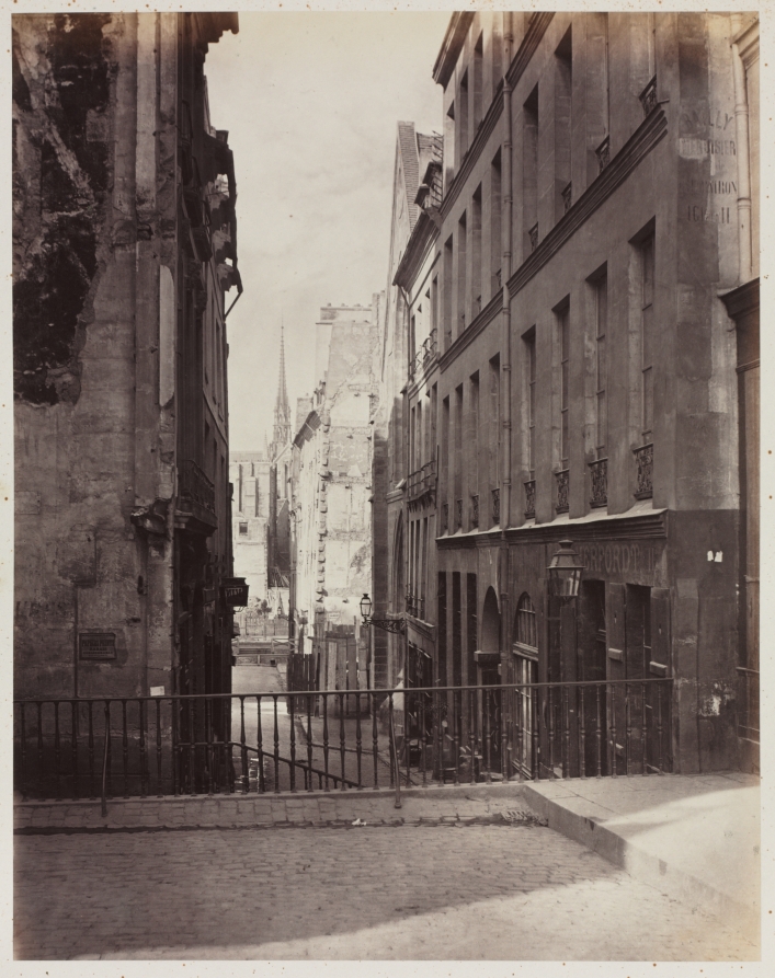 Rue Jean-de-Beauvais. Vue prise de la rue des Écoles vers la boulevard Saint-Germain, en travaux