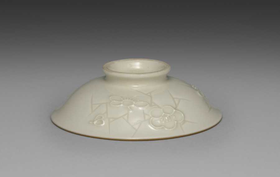 Cover for a Bowl from Dining Set with Plum Blossoms and Cracked-Ice